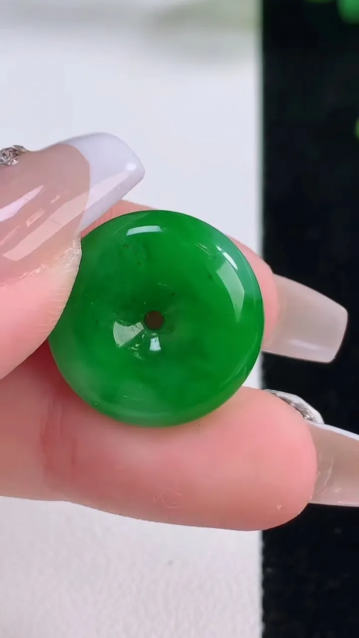 天然A货翡翠平安扣吊坠，尺寸19-5.5，重量:4.41g
12月6日