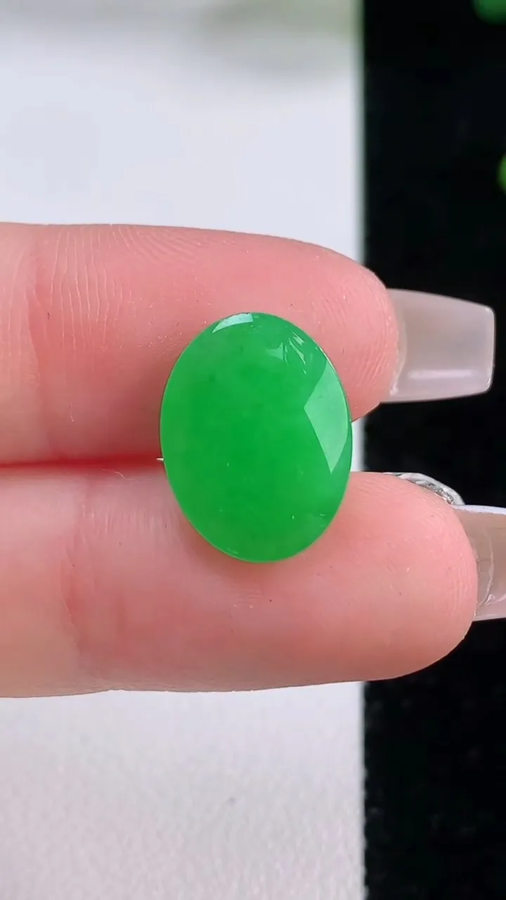 天然A货翡翠蛋面镶嵌件，尺寸14.7-11.2-6.3，重量:1.73g
12月6日