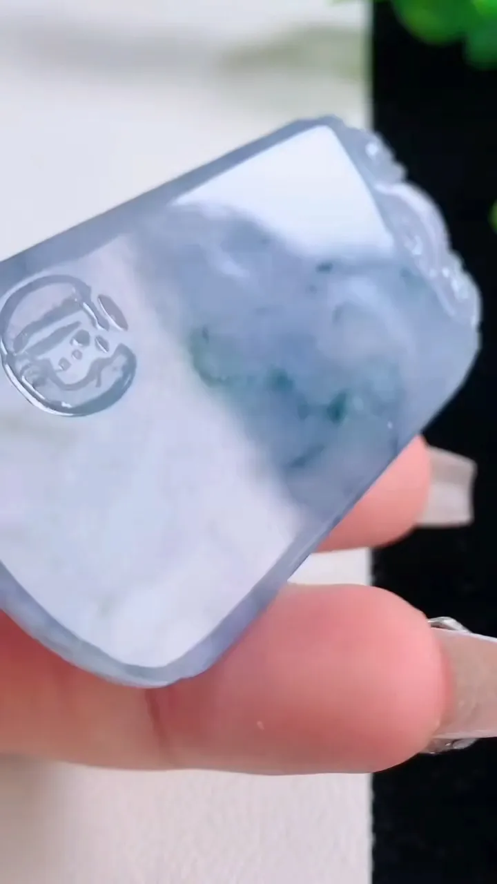 天然A货翡翠紫罗兰飘花仿古无事牌吊坠，尺寸52.6-33.3-6，重量:26.49g
12月6日