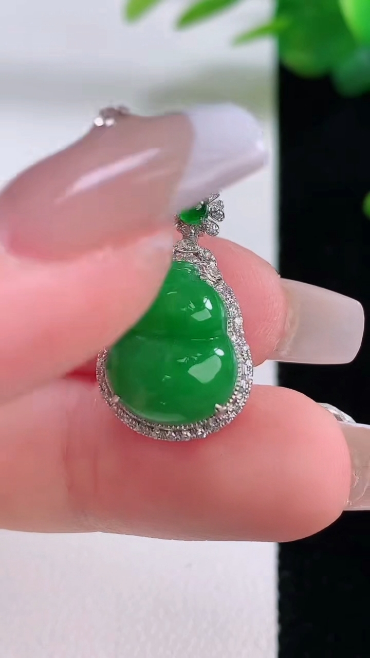 天然A货翡翠葫芦吊坠，尺寸22.5-13-2.6，裸石13-10.7重量:2.72g
12月6日