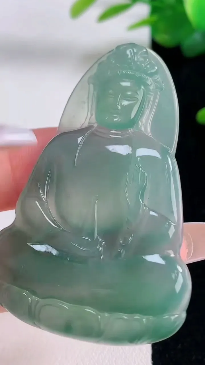 天然A货翡翠观音菩萨吊坠，尺寸54.8-37.4-4.4，重量:17.05g
12月6日