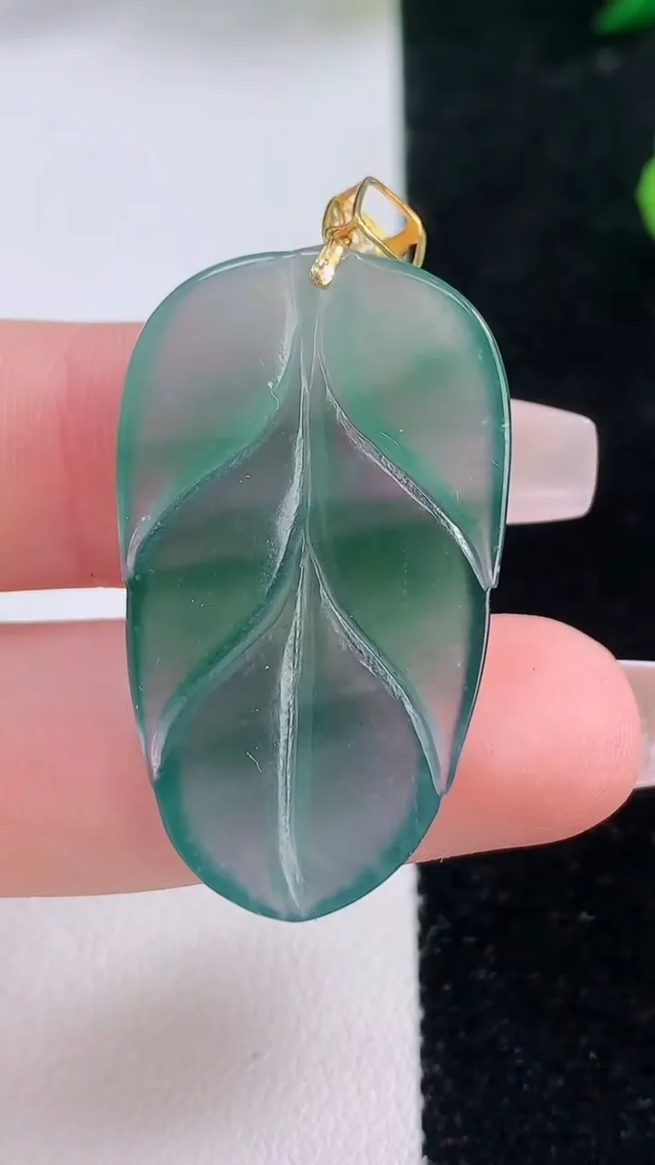 天然A货翡翠种飘花金枝玉叶 叶子吊坠，尺寸43.5-21-3.6，重:5.49g
12月6日