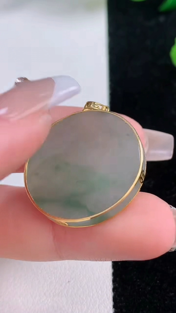 天然A货翡翠无事牌吊坠，尺寸25.5-3.2，重:5.36g
12月6日