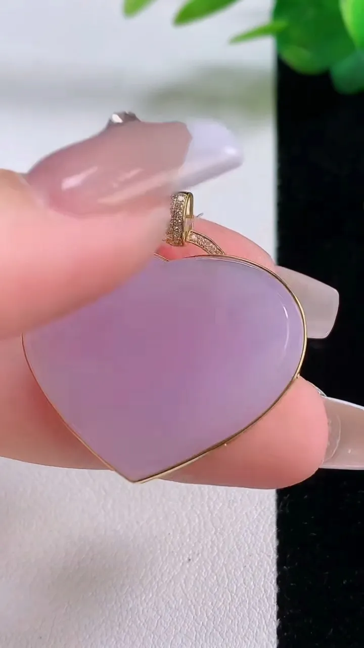 天然A货翡翠18K金紫罗兰心形吊坠，尺寸25-30-4.9，重量:8.79g
12月6日