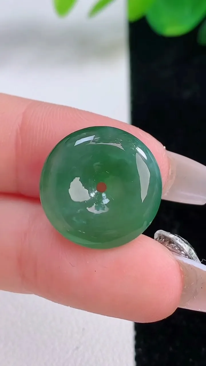 天然A货翡翠平安扣吊坠，尺寸17.5-4.7，重量:2.93g
12月6日