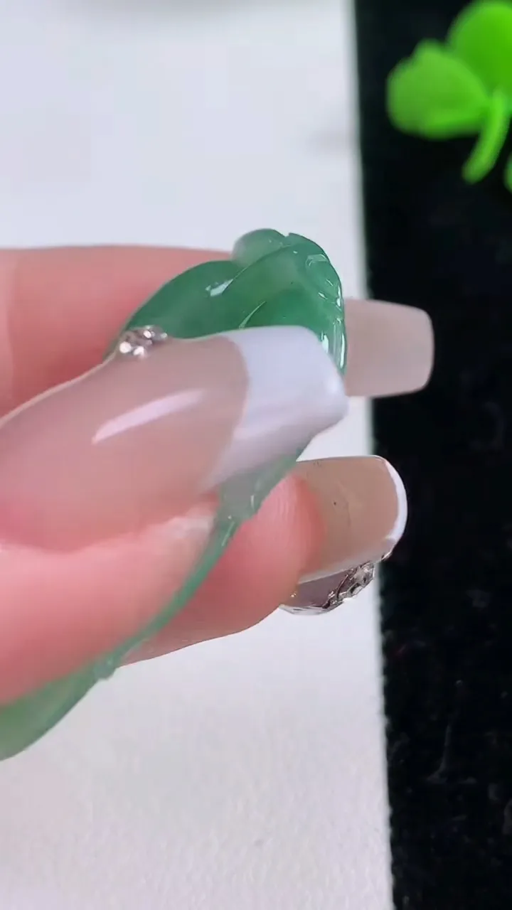 天然A货翡翠金枝玉叶 叶子吊坠，尺寸39.8-22.5-4.2，重:6.01g
12月6日