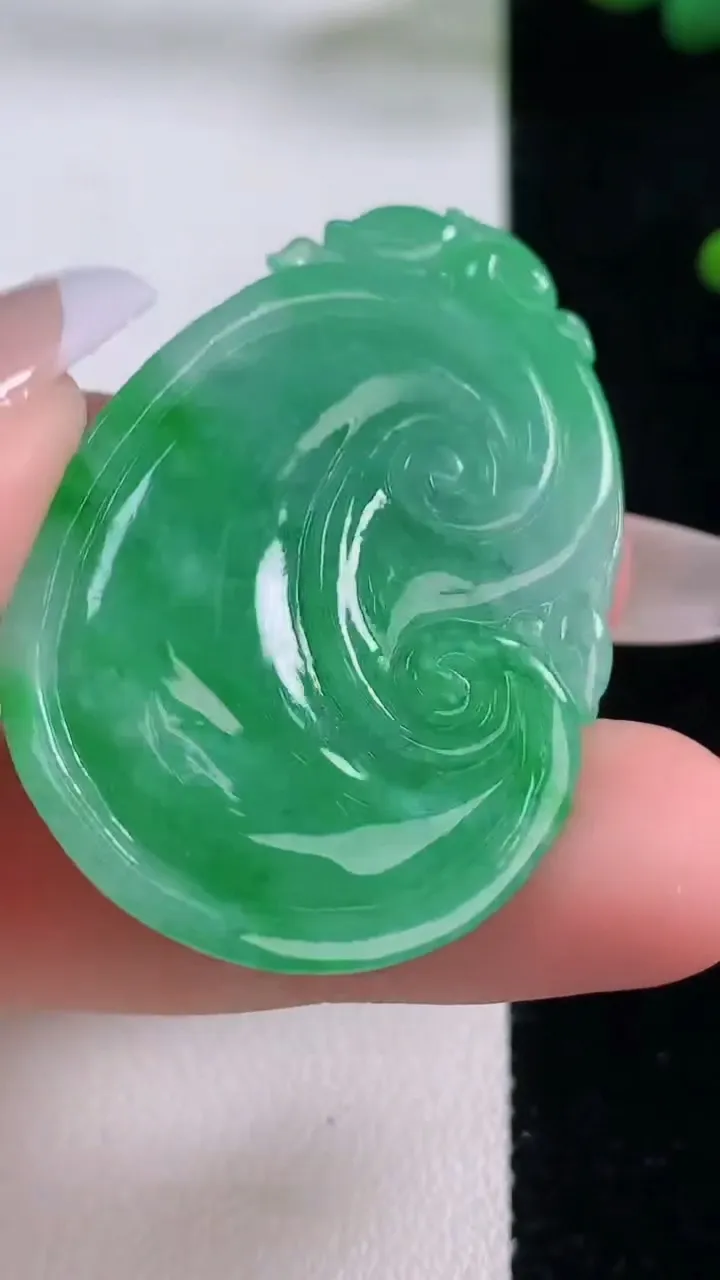 天然A货翡翠如意吊坠，尺寸43.7-29.5-5.8，重量:15.74g
12月6日