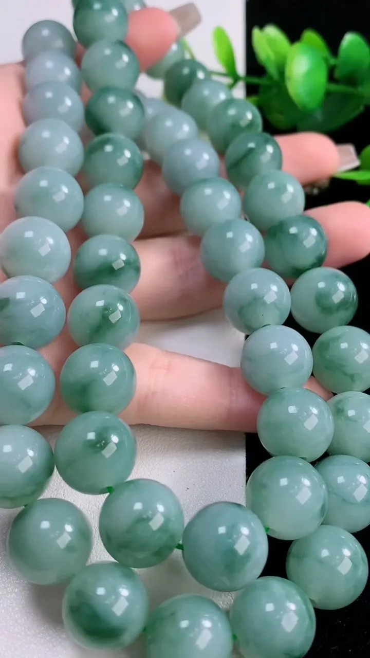 天然A货翡翠飘花圆珠项链，尺寸13-48颗，重量:115.89g12月6日
工厂直销收藏佳品,种好水足，色泽均匀，有种有色，上手高大气！