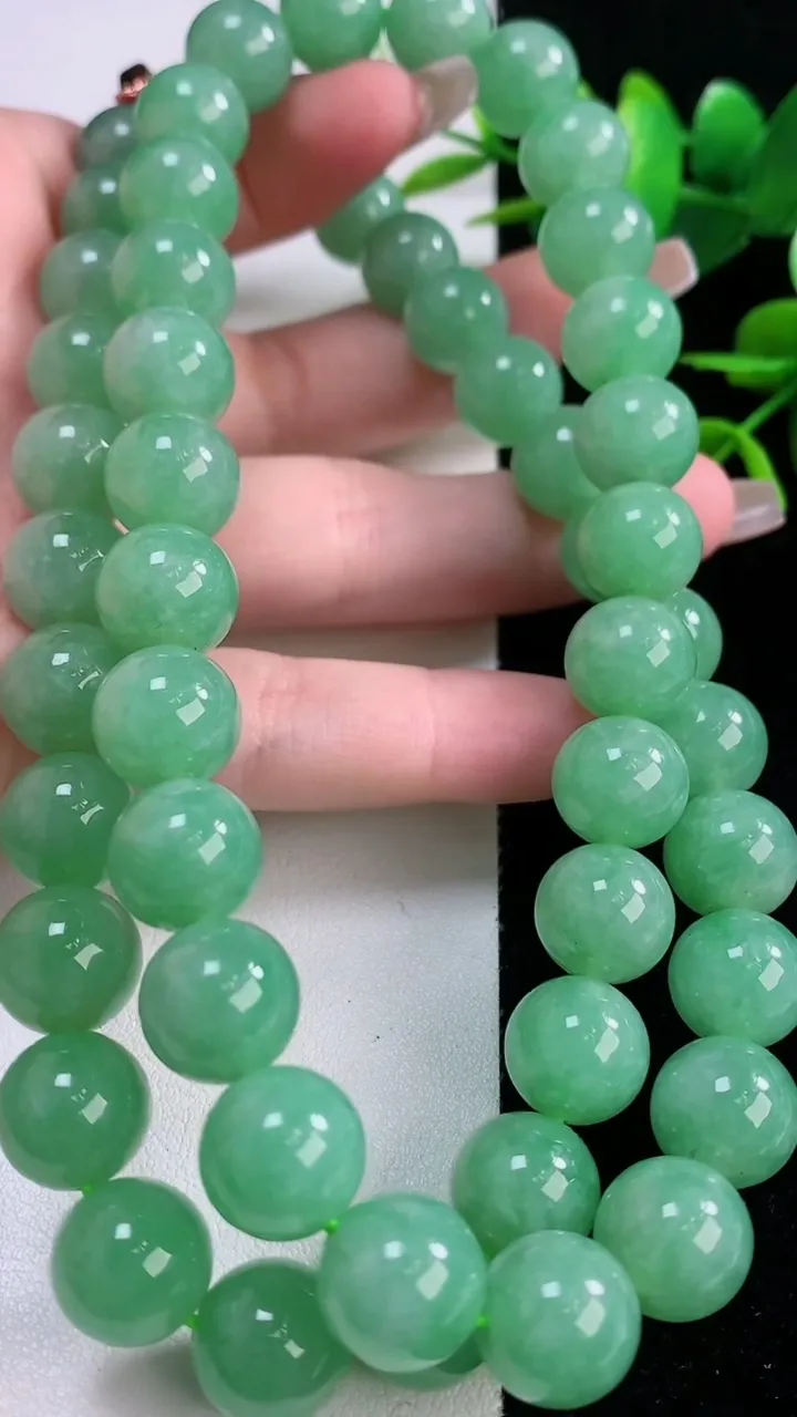 天然A货翡翠圆珠项链，尺寸11.4-52颗，重量:138.08g12月6日
工厂直销收藏佳品,种好水足，色泽均匀，有种有色，上手高大气！