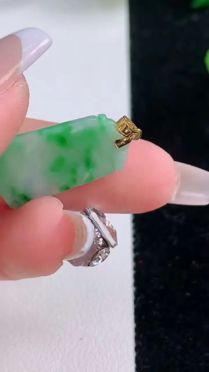 天然A货翡翠无事牌吊坠，尺寸23.5-12.4-1.8，重:1.72g
12月6日