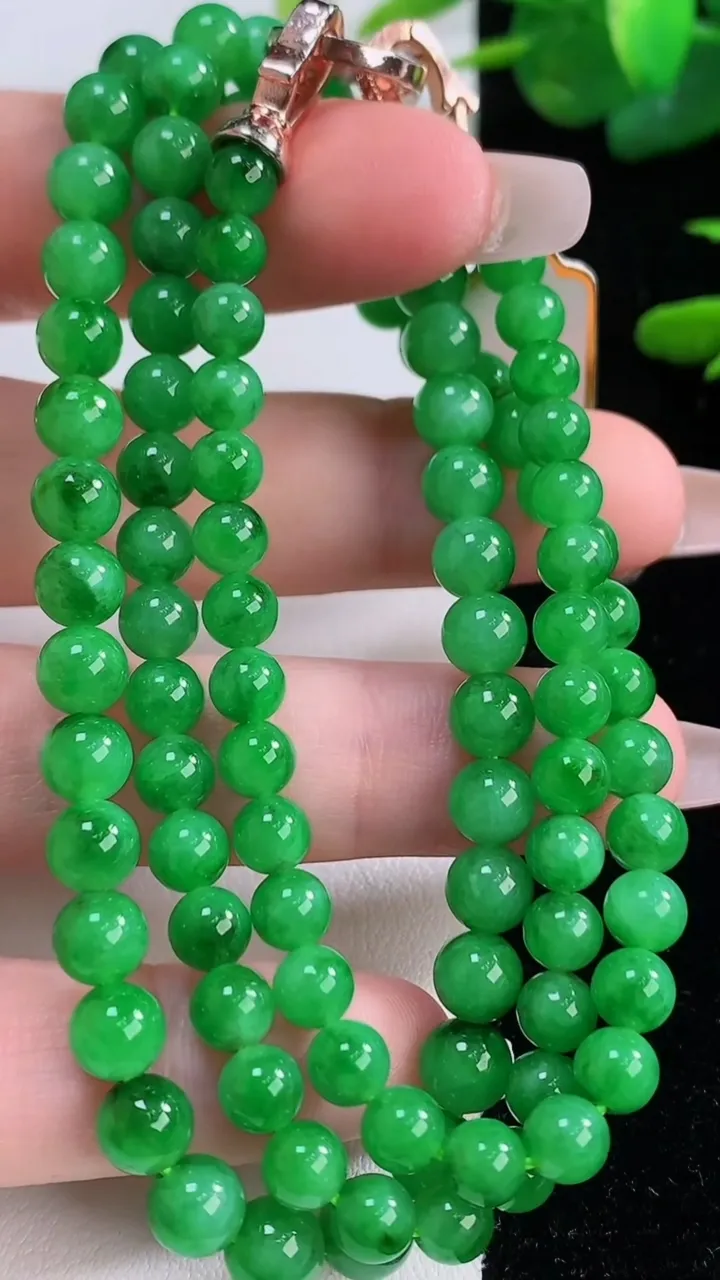 天然A货翡翠圆珠项链，尺寸6.5-99颗，重量:31.63g12月6日
工厂直销收藏佳品,种好水足，色泽均匀，有种有色，上手高大气！