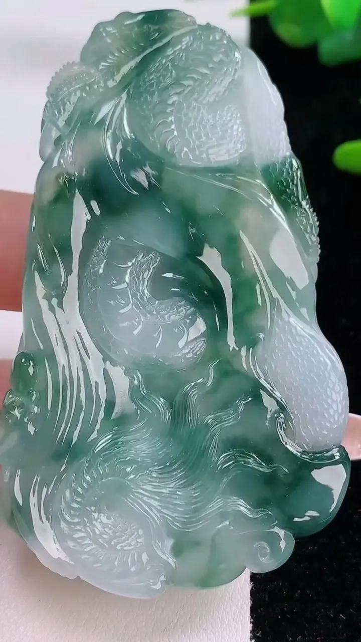 天然A货翡翠种飘花龙牌吊坠，尺寸72-44-9，重量:56.60g
12月6日