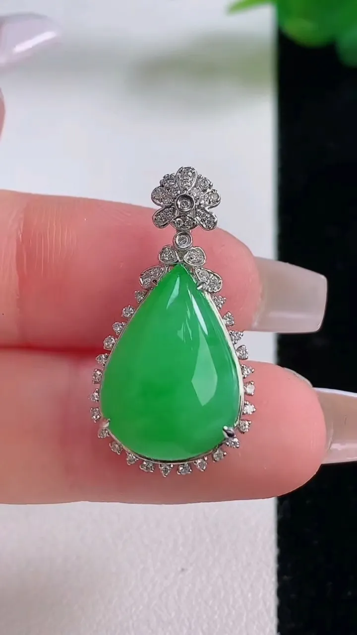 天然A货翡翠水滴吊坠，尺寸28-15-8.4，裸石17-12重量:5.50g
12月6日