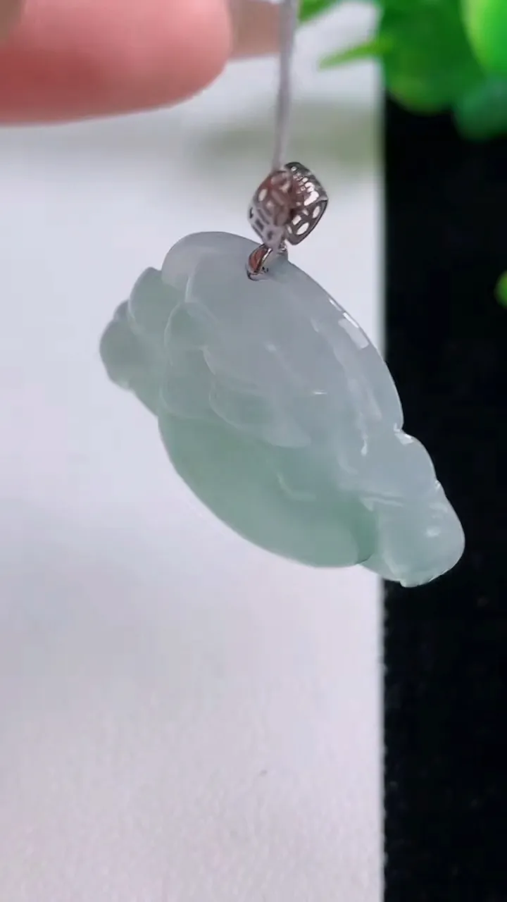 天然A货翡翠种飘花佛公吊坠，尺寸28.7-30.6-5.8，重量:8.26g
12月6日