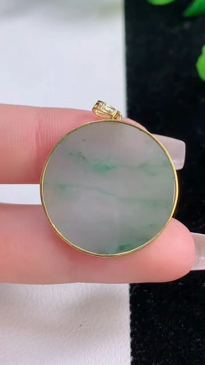 天然A货翡翠无事牌吊坠，尺寸26-2.8，重:4.86g
12月6日