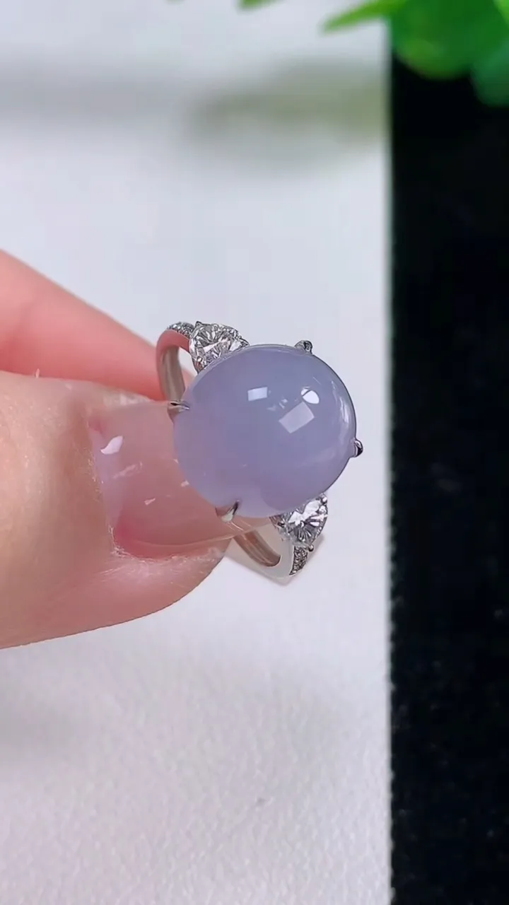 天然A货翡翠18K金紫罗兰蛋面戒指，尺寸17.6-11.7-10.5-7.5，重量:3.05g2025年12月6日
工厂直销收藏佳品,种好水足，色泽均匀，有种有色，上手高大气！
