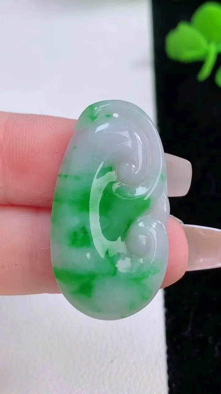 天然A货翡翠如意吊坠，尺寸33.4-18-3，重:3.76g
12月6日