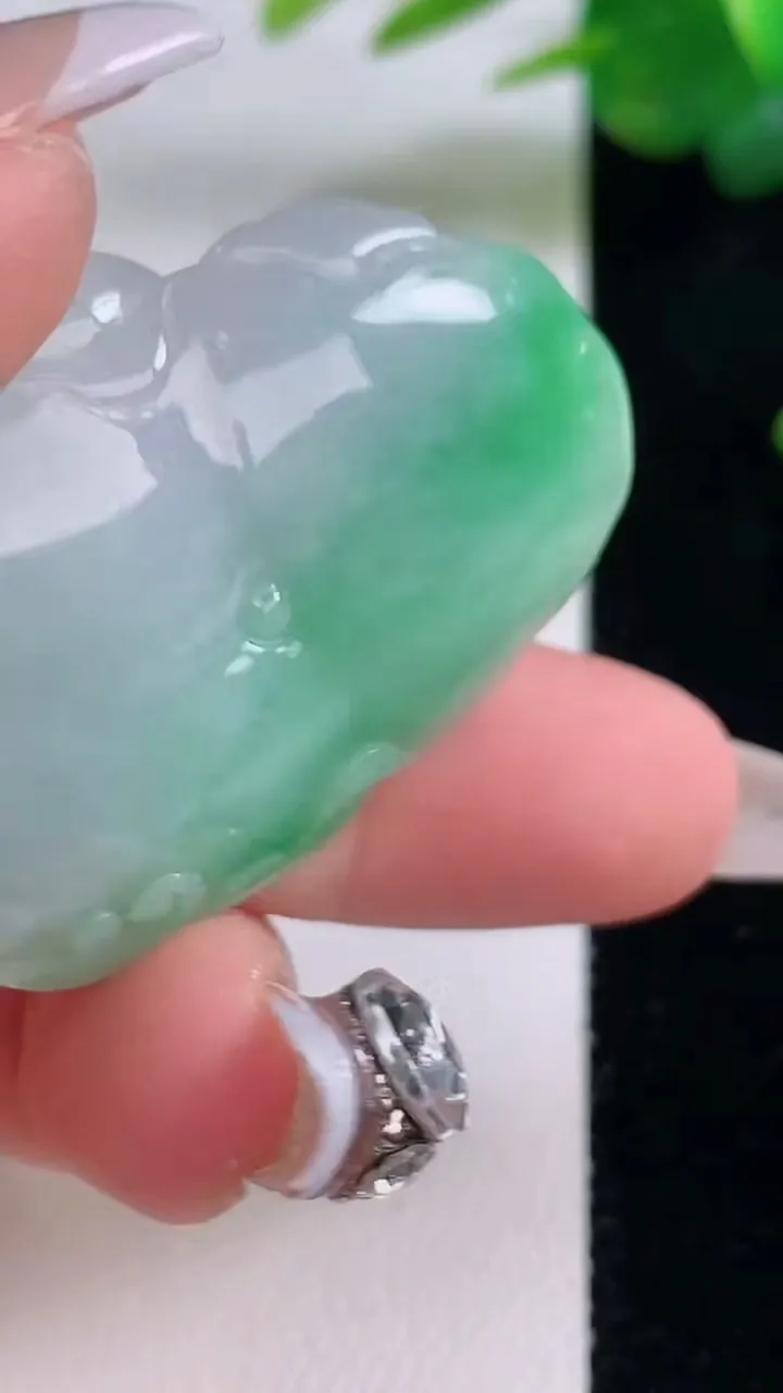 天然A货翡翠年年有余吊坠，尺寸42.2-30-6.2，重量:14.45g
12月6日