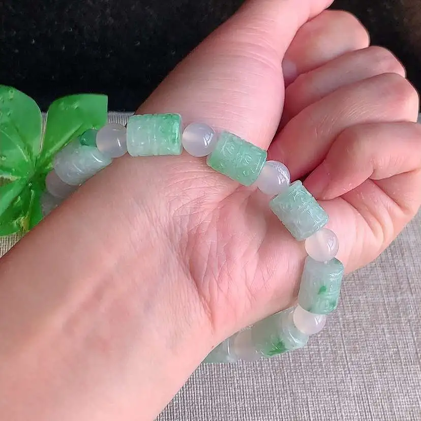 a货翡翠老坑冰种吊飘绿雕花路路通手串10颗， 尺寸11.6×9.4mm 重量34.06g 1206