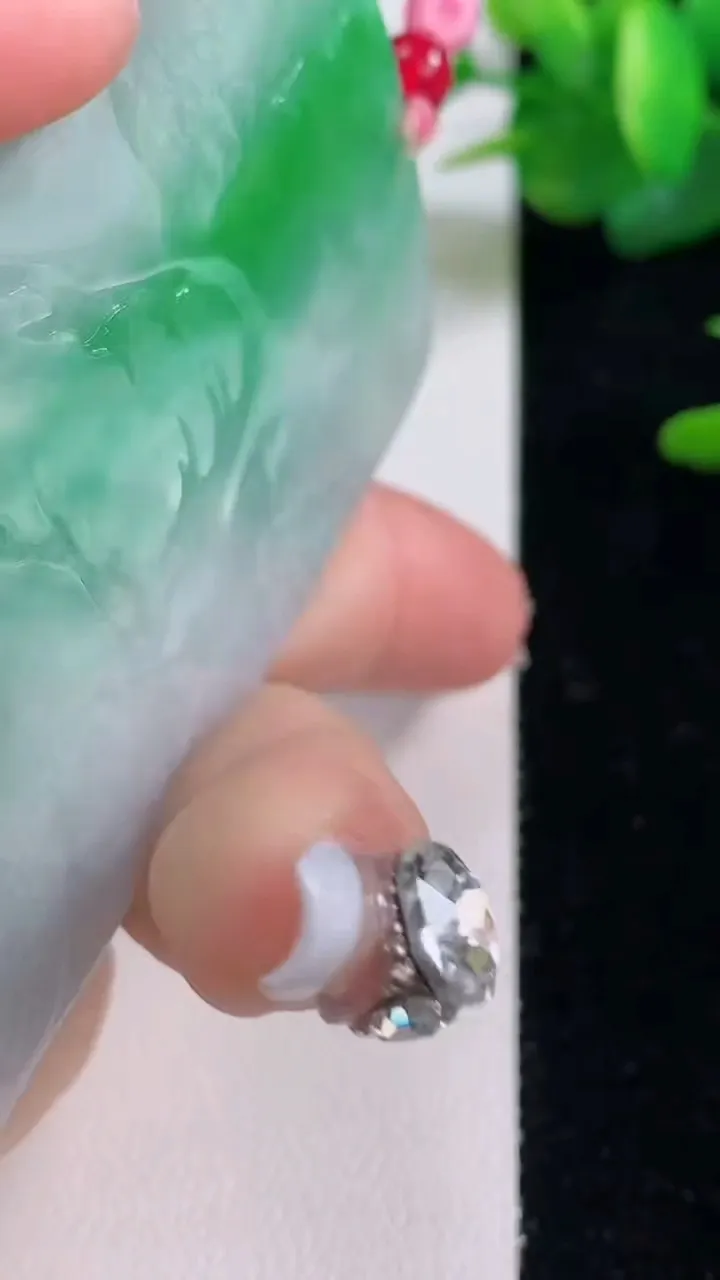 天然A货翡翠山水牌吊坠，尺寸76.7-47.3-5.7，重量:49.32g
12月6日