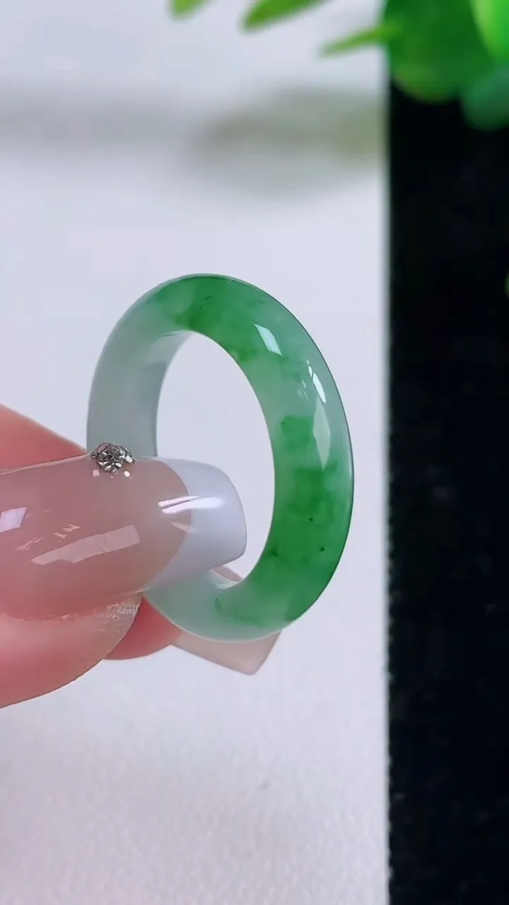 天然A货翡翠指环戒指，尺寸17.7-5-3.3，重量:3.84g2025年12月6日
工厂直销收藏佳品,种好水足，色泽均匀，有种有色，上手高大气！