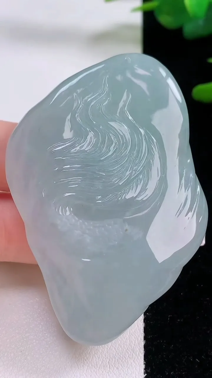 天然A货翡翠种白冰龙牌吊坠，尺寸65-48-9.2，重量:55.98g
12月6日