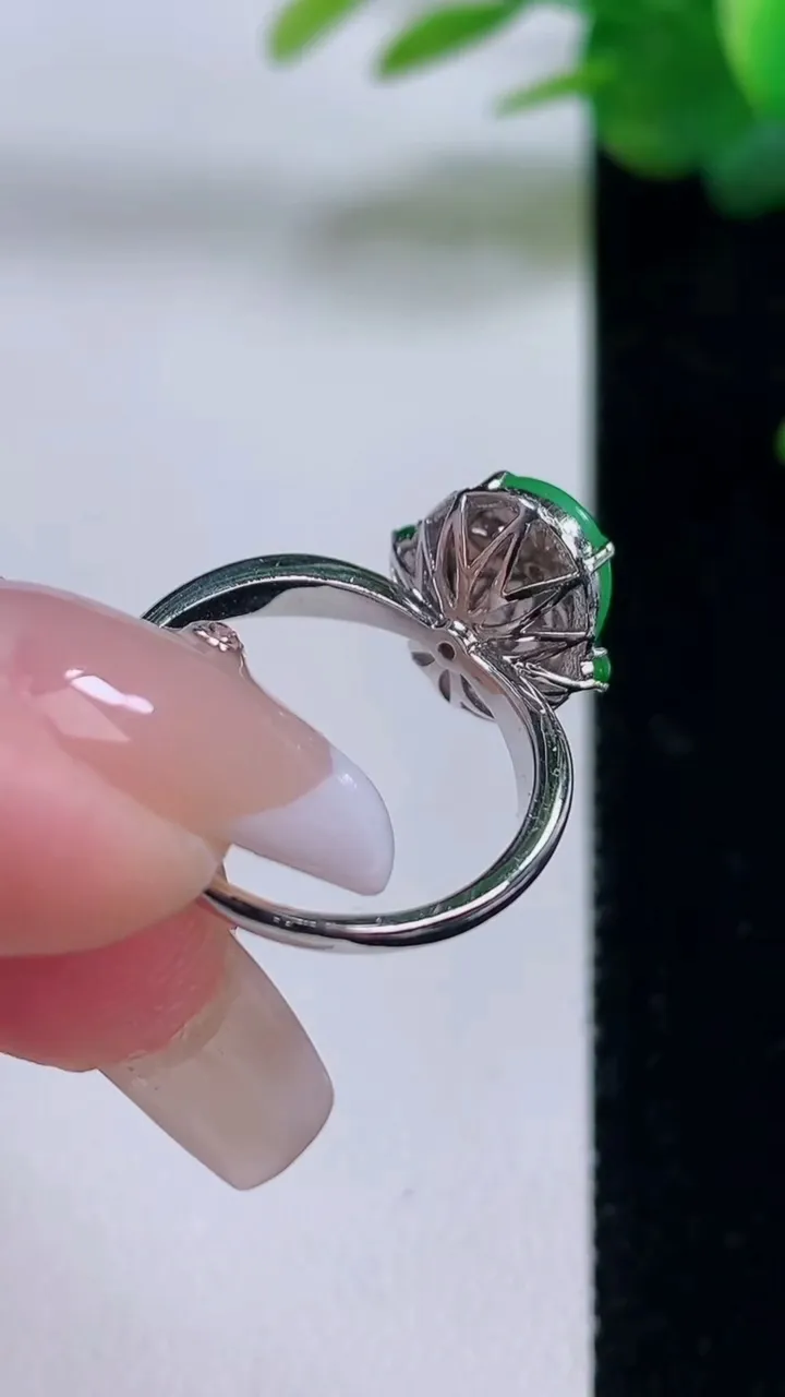 天然A货翡翠蛋面戒指，尺寸17.5-11.5-7.8-7.5，重量:4.30g2025年12月6日
工厂直销收藏佳品,种好水足，色泽均匀，有种有色，上手高大气！