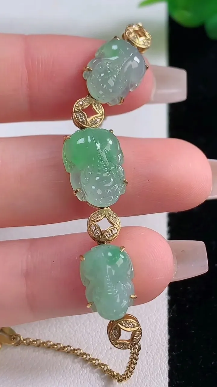 天然A货翡翠貔貅手链，尺寸13-9.7-5，重量:5.68g
12月6日