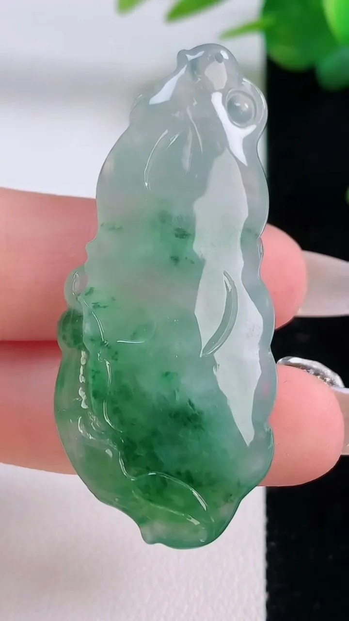 天然A货翡翠年年有余吊坠，尺寸50-21-8.9，重量:13.97g
12月6日