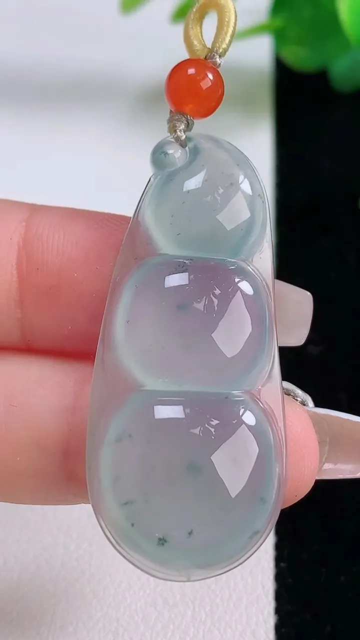 天然A货翡翠冰种飘花福豆吊坠，尺寸43.4-19-5.9，重量:8.47g
12月6日