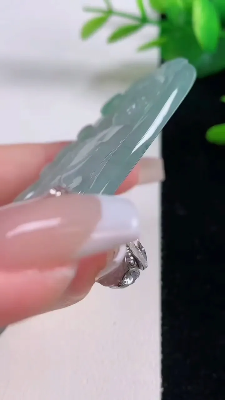 天然A货翡翠冰种飘花大势至菩萨吊坠，尺寸74.7-44.7-5.2，重量:38.64g
12月6日