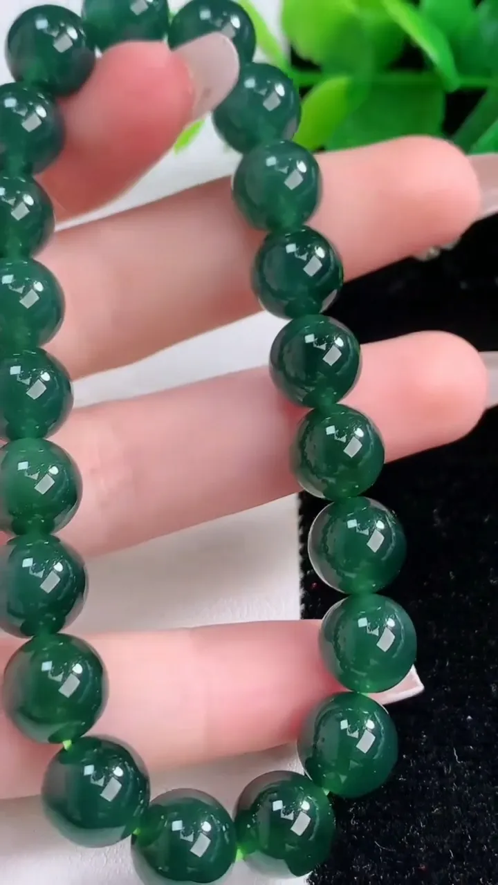 天然A货翡翠圆珠手串，尺寸9.6-21颗，重量:34.38g12月6日
工厂直销收藏佳品,种好水足，色泽均匀，有种有色，上手高大气！