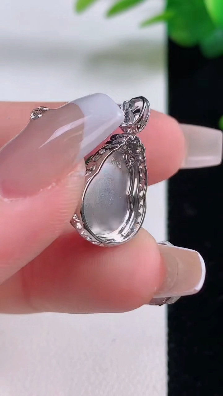 天然A货翡翠葫芦吊坠，尺寸22.5-13-2.6，裸石13-10.7重量:2.72g
12月6日