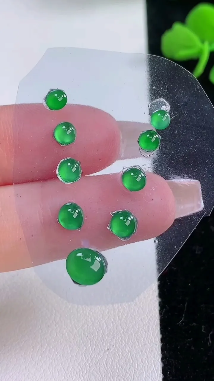 天然A货翡翠蛋面镶嵌件一手，尺寸7.6-3.5，重:0.81g
12月6日