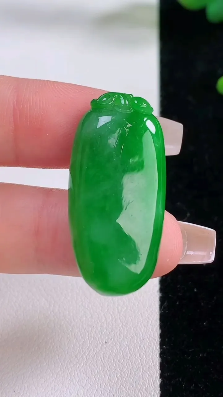 天然A货翡翠福瓜吊坠，尺寸33.6-16-5.4，重量:7.03g
12月6日