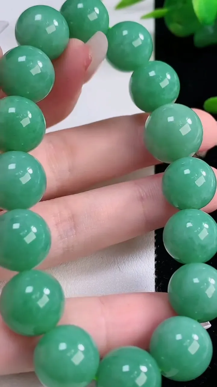天然A货翡翠圆珠手串，尺寸14.7-16颗，重量:62.61g12月6日
工厂直销收藏佳品,种好水足
