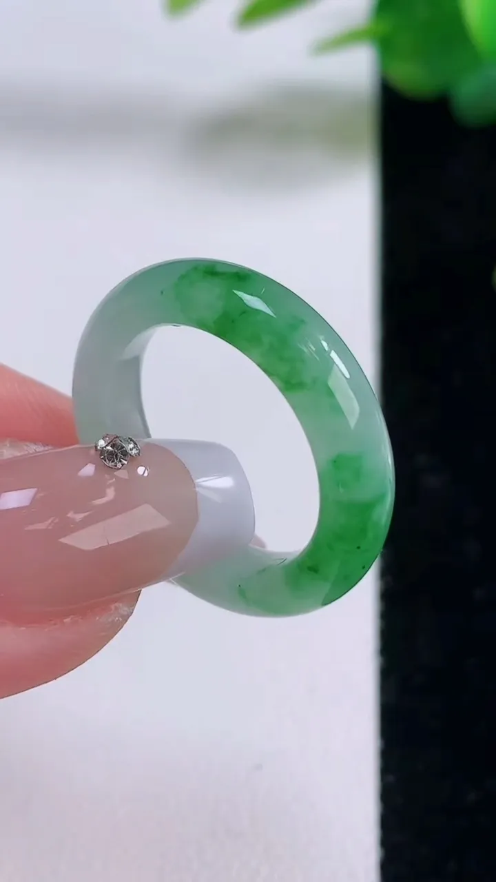 天然A货翡翠指环戒指，尺寸17.7-5-3.3，重量:3.84g2025年12月6日
工厂直销收藏佳