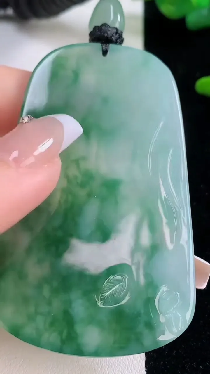 天然A货翡翠大势至菩萨吊坠，尺寸66.8-39.6-5.6，重量:32.98g
12月6日