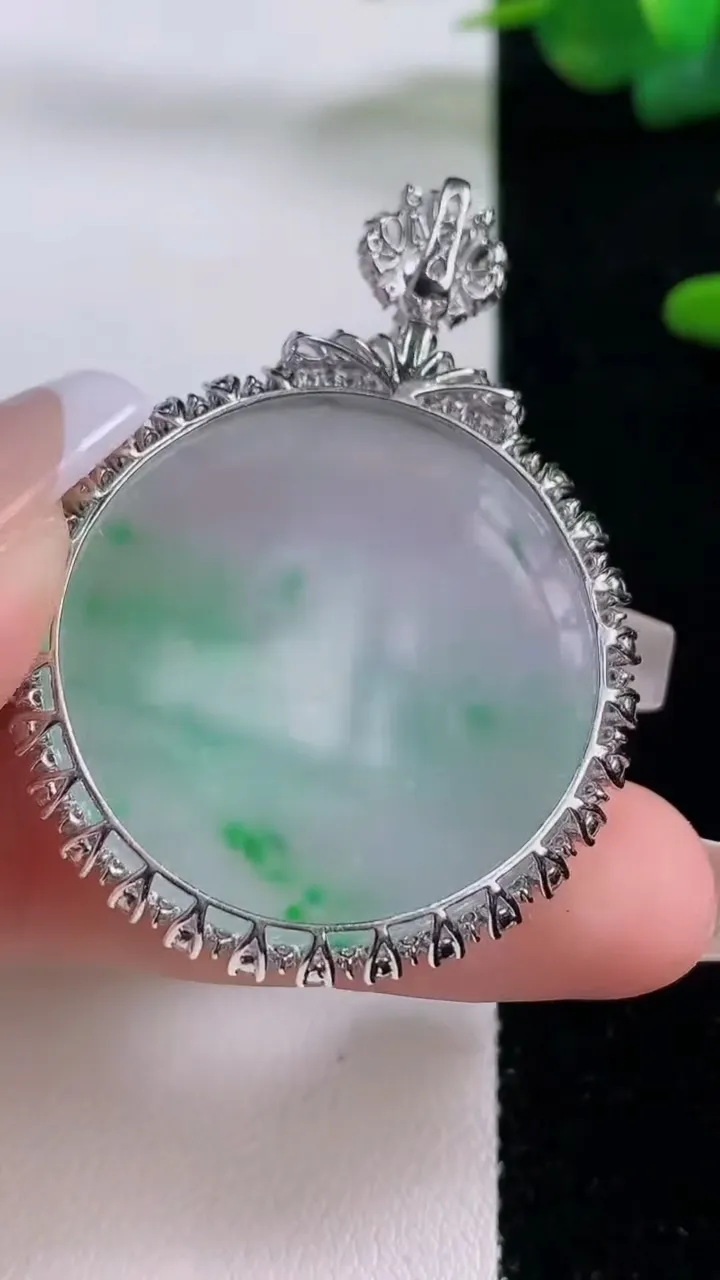 天然A货翡翠无事牌吊坠，尺寸50-36.6-8.5，裸石32.6重量:17.25g
12月6日