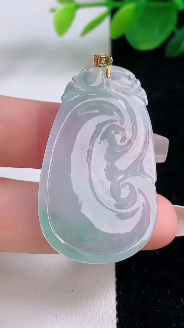 天然A货翡翠如意吊坠，尺寸42-25.6-3.8，重量:7.39g
12月6日