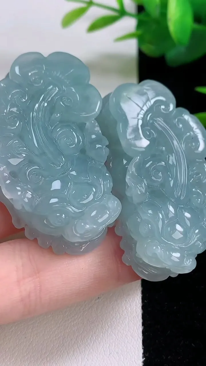 天然A货翡翠貔貅吊坠一对，尺寸45.3-24.4-11.8，重量:67.63g
12月6日