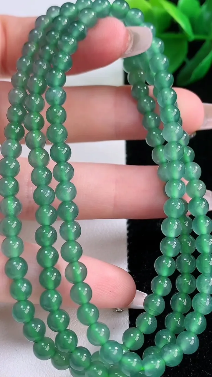 天然A货翡翠圆珠项链，尺寸4.8-134颗，重量:28.09g
12月6日