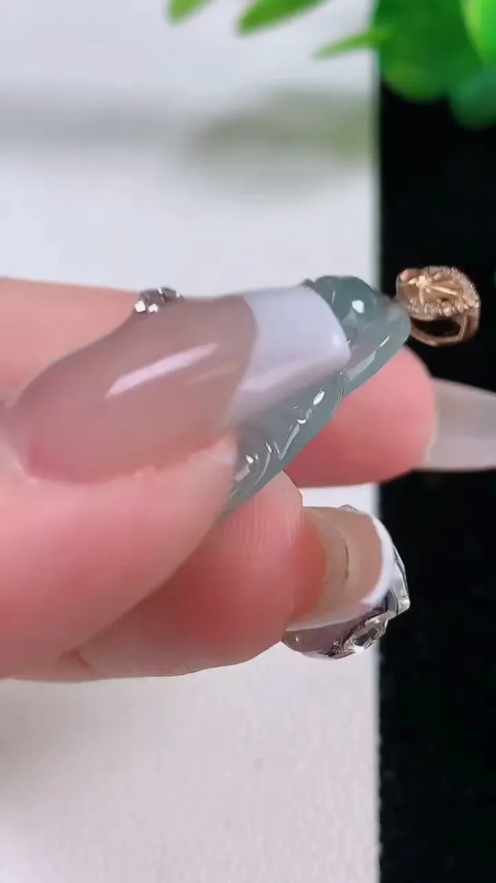 天然A货翡翠站佛 佛公吊坠，尺寸36.6-23-7，重量:8.95g
12月6日