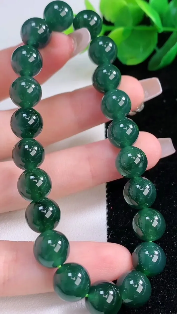 天然A货翡翠圆珠手串，尺寸9.6-21颗，重量:34.38g12月6日
工厂直销收藏佳品,种好水足，色泽均匀，有种有色，上手高大气！