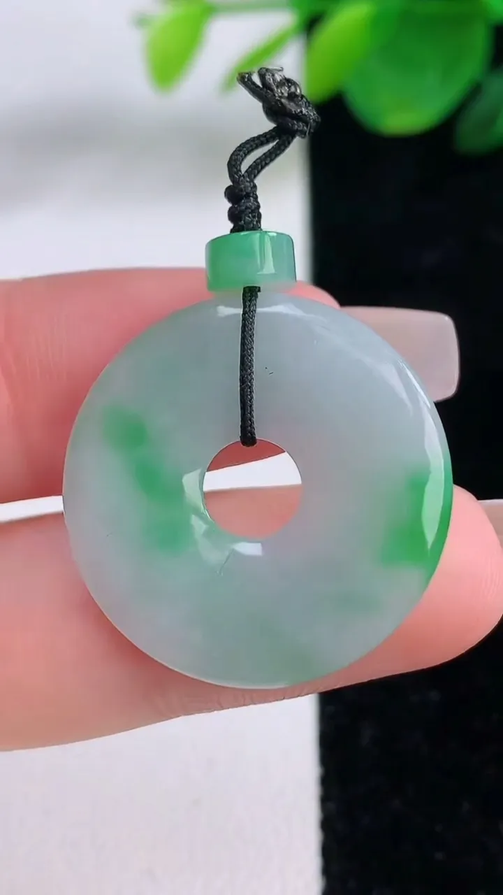 天然A货翡翠平安环吊坠，尺寸24.8-2.8，重量:4.40g
12月6日