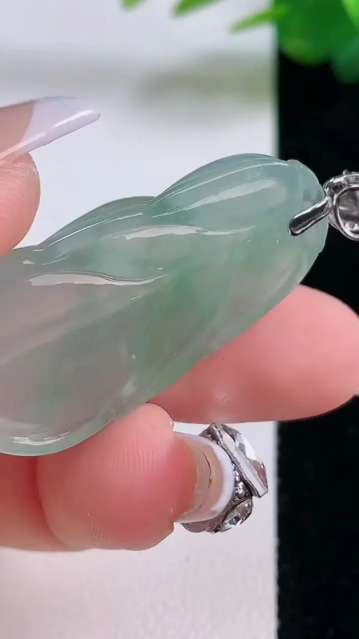 天然A货翡翠金枝玉叶 叶子吊坠，尺寸37.6-20-5.8，重量:9.10g
12月6日