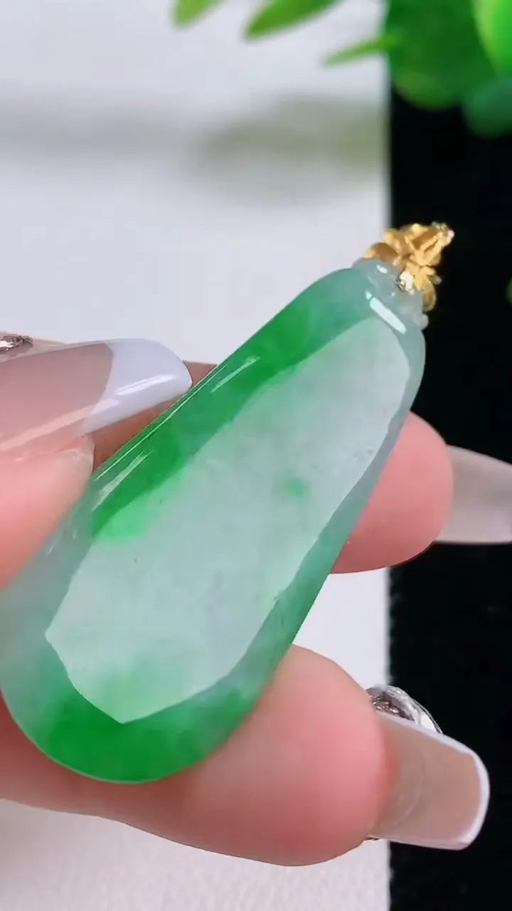 天然A货翡翠福瓜吊坠，尺寸40.4-17.7-6.3，重量:9.62g
12月6日