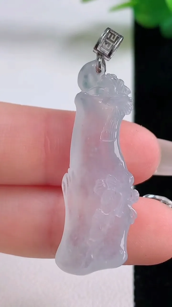 天然A货翡翠种白冰节节高升 竹节吊坠，尺寸37.4-11.7-6，重量:5.26g
12月6日