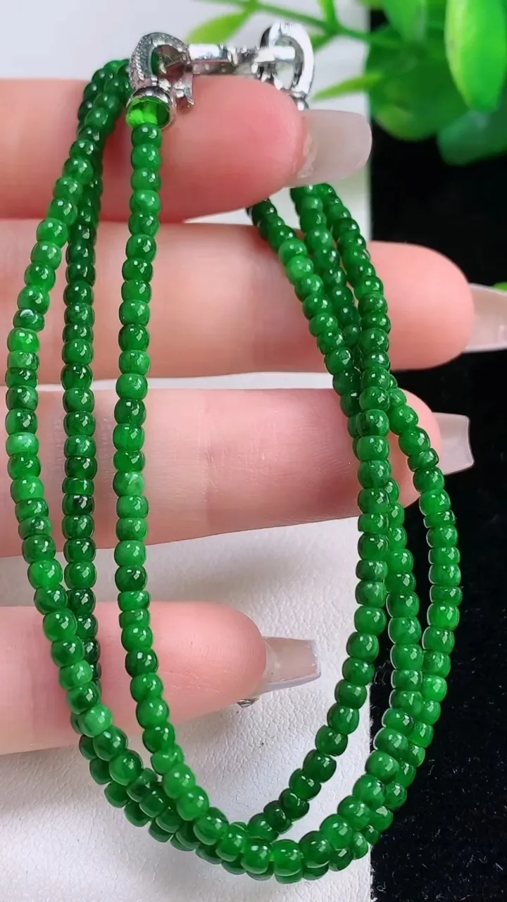 天然A货翡翠算盘珠项链，尺寸2.7-1.2-247颗，重量:10.48g12月6日
工厂直销收藏佳品