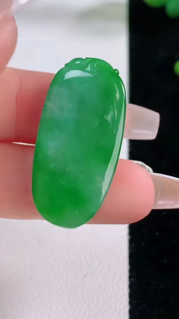 天然A货翡翠福瓜吊坠，尺寸33.6-16-5.4，重量:7.03g
12月6日